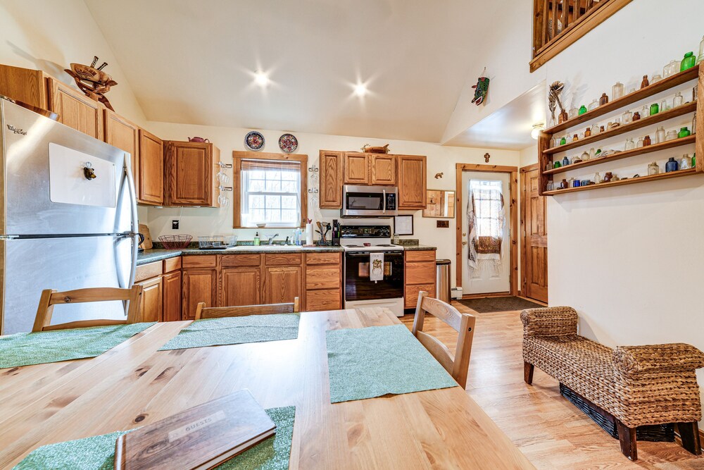 Cozy Roscoe Cabin w/ Fire Pit & Balcony! view 2