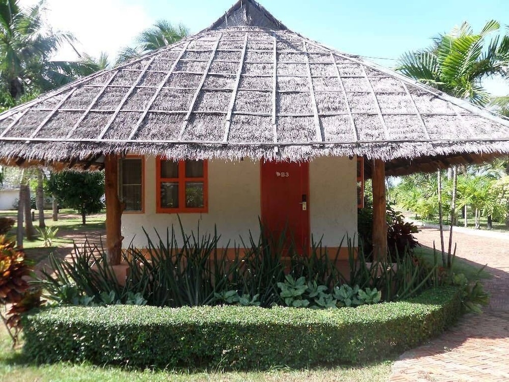 Hotel Lawana Escape Beach Resort - Image 1