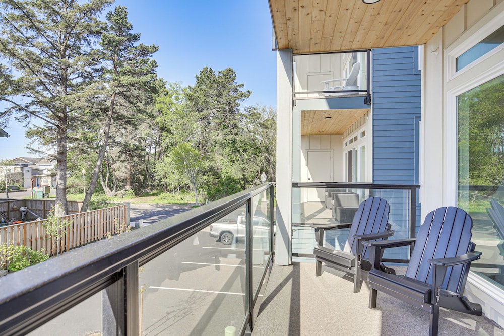 Walk to Beaches: Modern Townhome in Lincoln City!