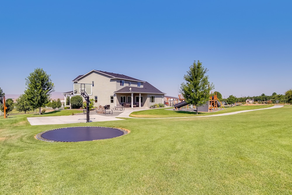 Kid-friendly Pasco Farmhouse w/ Playset, Game Room view 2