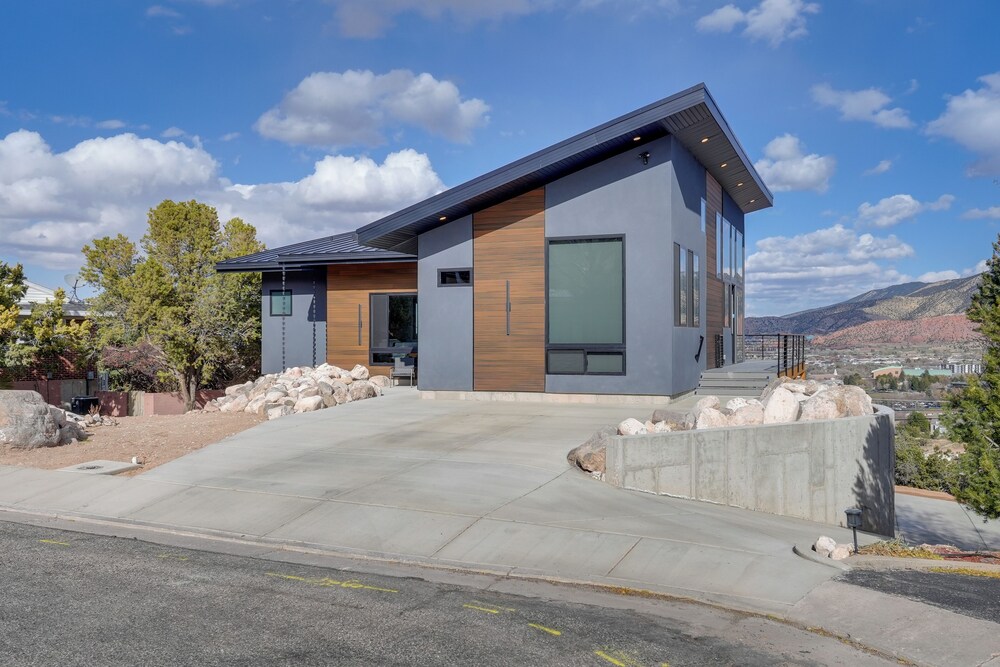 Modern Mtn-view Retreat, 18 Mi to Zion North