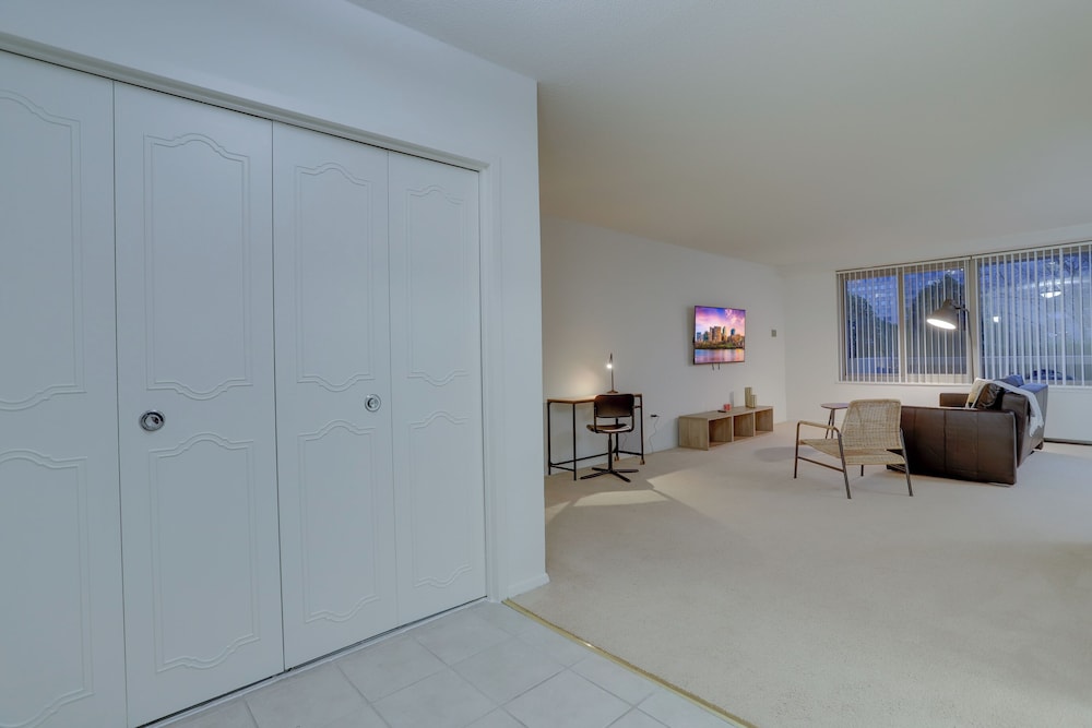 Modern Apt Near Airport in Cystal City