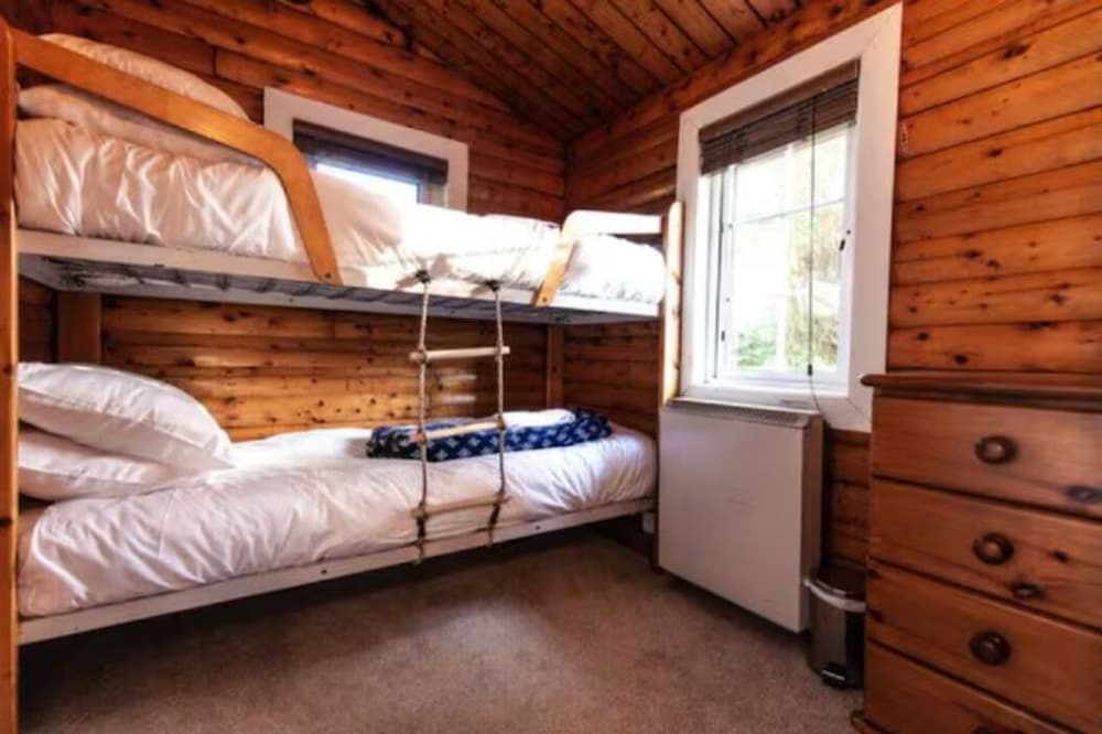 Cozy Mountain 2 Bed Log Cabin view 3