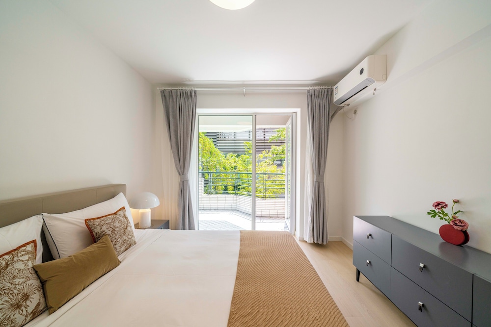 Tyms Stylish 3BR 2BA Apt Xujiahui Shops