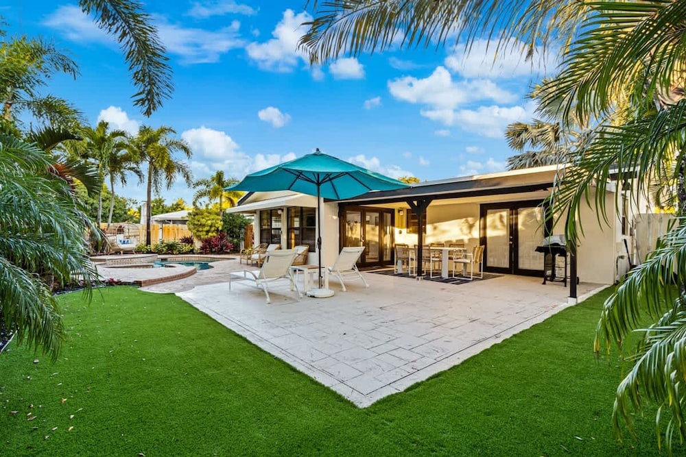 Tropical Getaway Heated Pool Patio Retreat