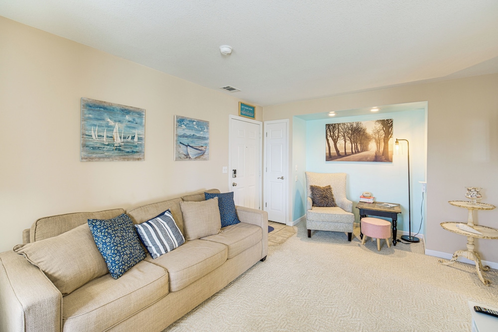 1 Mi to Ferry: Port Clinton Condo w/ Beach View!