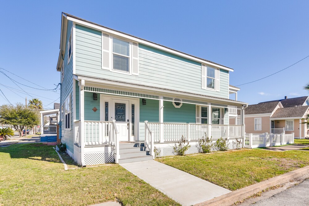 Hot Tub & Yard: Jimmy Buffet-themed Galveston Home view 5