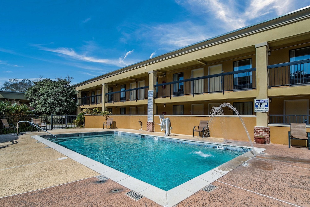 Statesboro Vacations - Quality Inn  Suites Conference Center Statesboro Historic District - Property Image 11