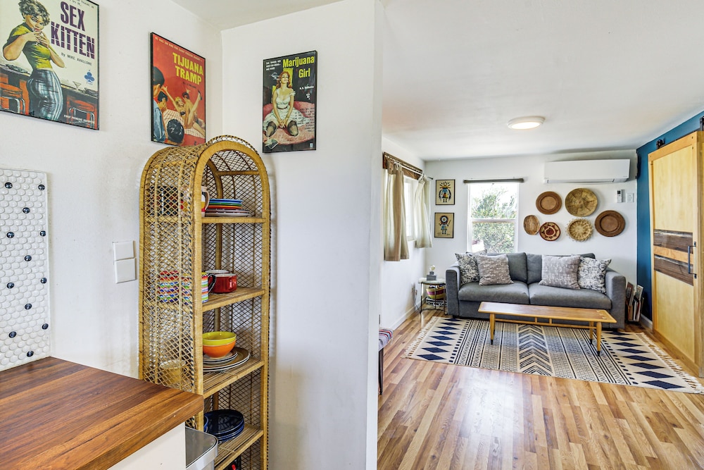 Boho Bungalow w/ Hot Tub: 16 Mi to Joshua Tree NP