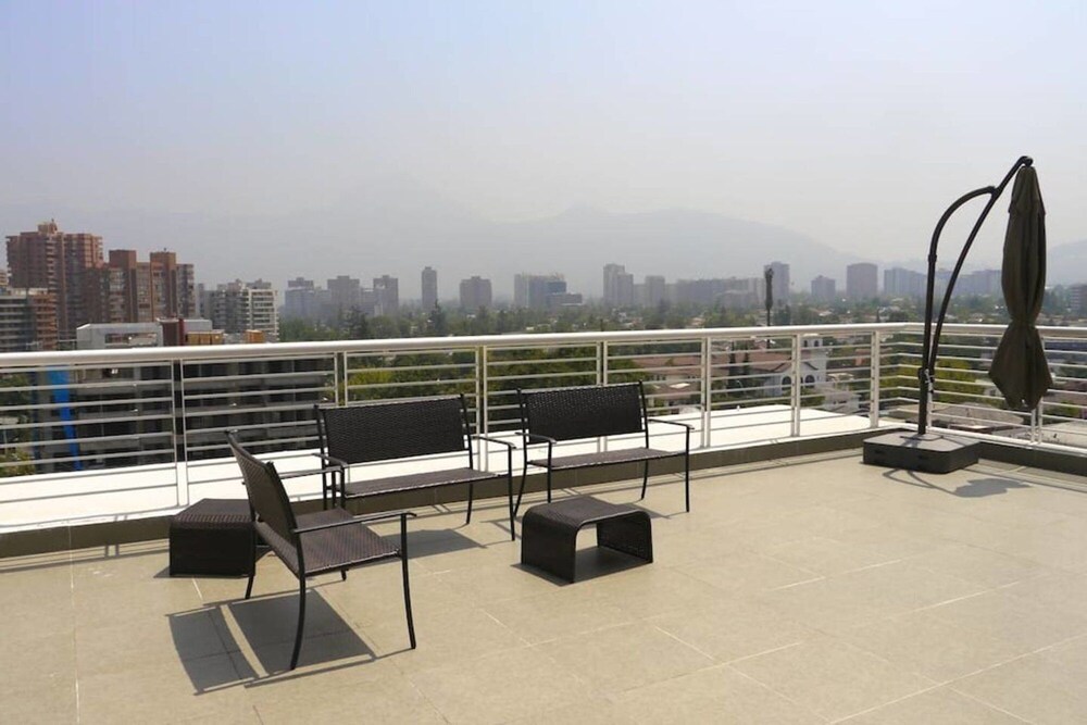 Stylish 1BR Apt w Top Location Metro Pool Gym