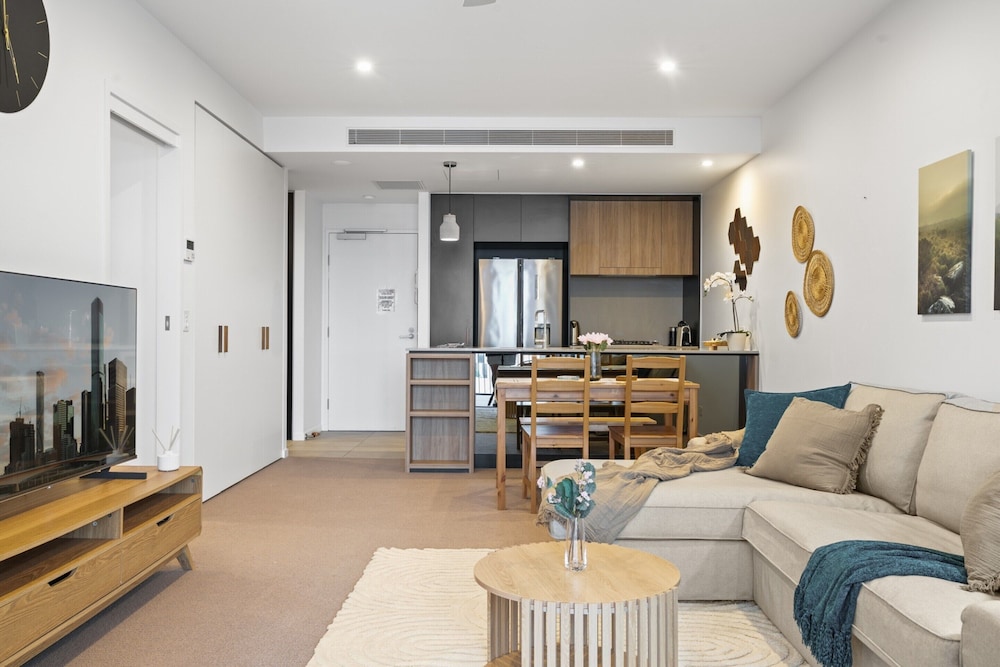 Spacious West End Apartment With Pool & BBQ Access