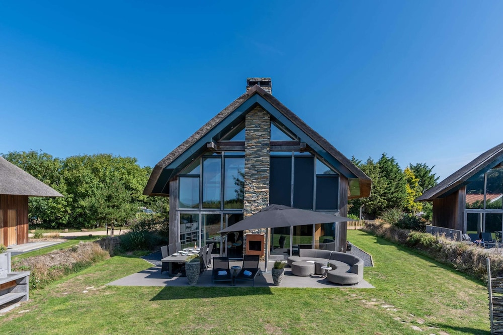 Stylish Overnight Stay With a hot tub and Atmospheric Fireplace