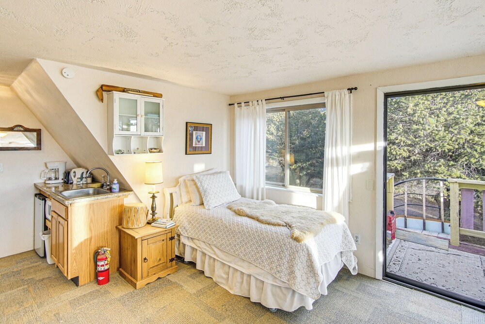 Near Hiking: Tranquil Crestone Studio w/ Deck!