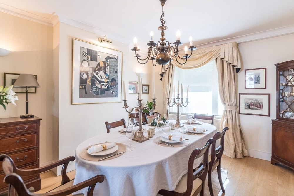 Elegant 3 Bedroom Home Located in South Kensington