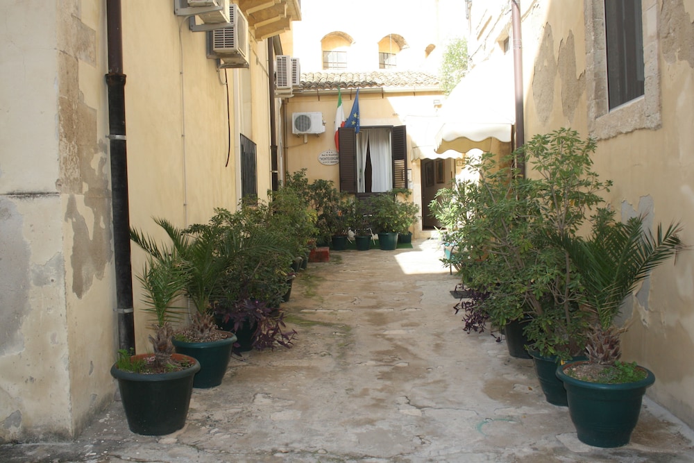Hotel Montevergini B&B - Image 1