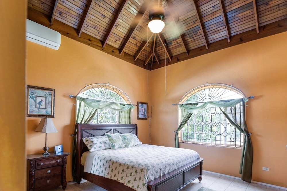 YanceyLargoEstate 2BR Villa w/Mountain Views by RedAwning view 3