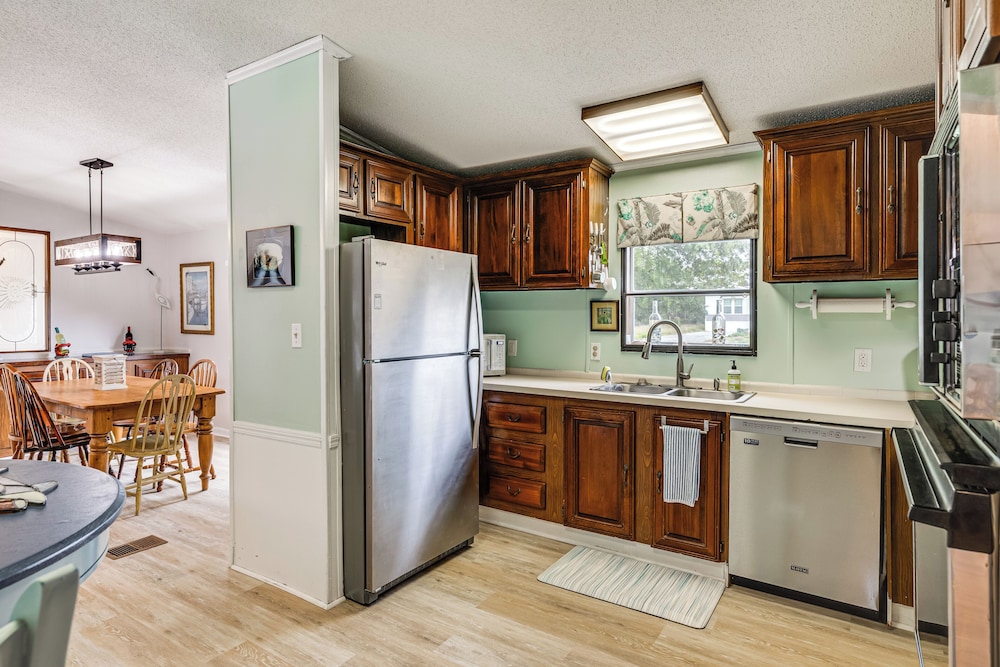 Harkers Island Getaway w/ Deck: Near Cape Lookout!