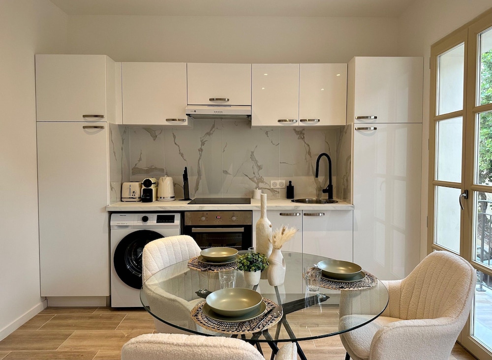 Modern Apartment - 1bd/4p - Center of St Tropez