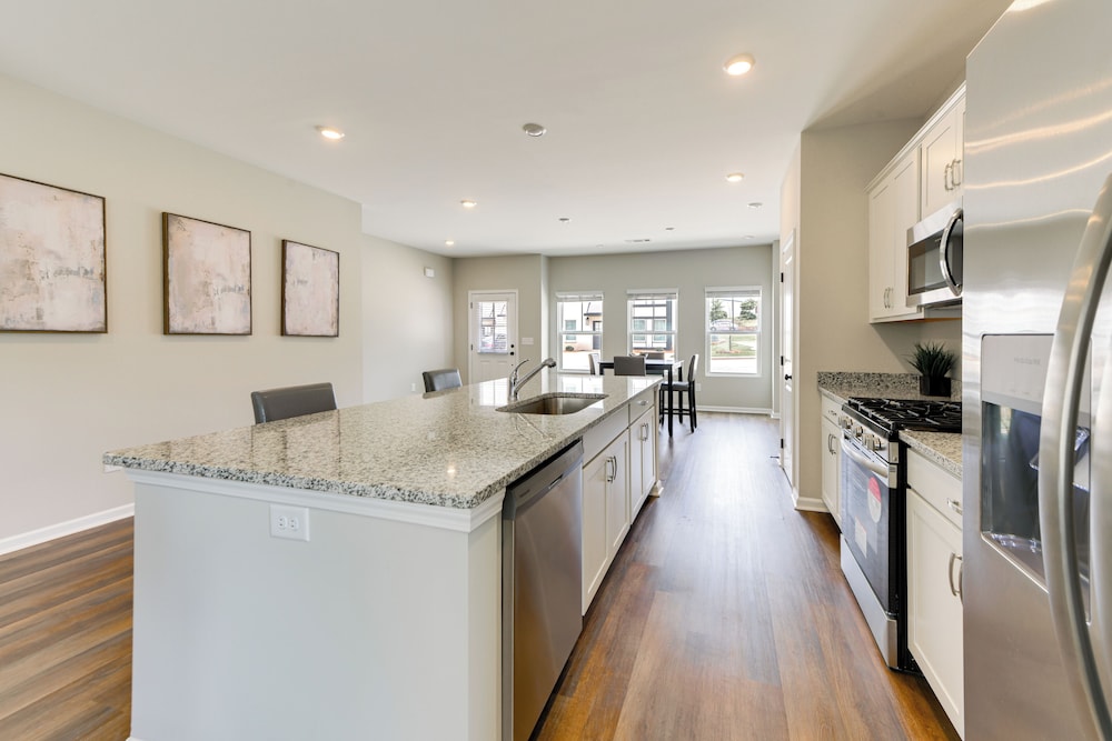 5 Mi to Auburn University: Sleek Townhome w/ Patio