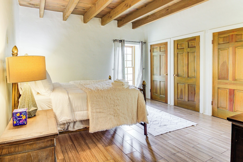 3 Mi to Zoo & Garden: Spacious Albuquerque Home