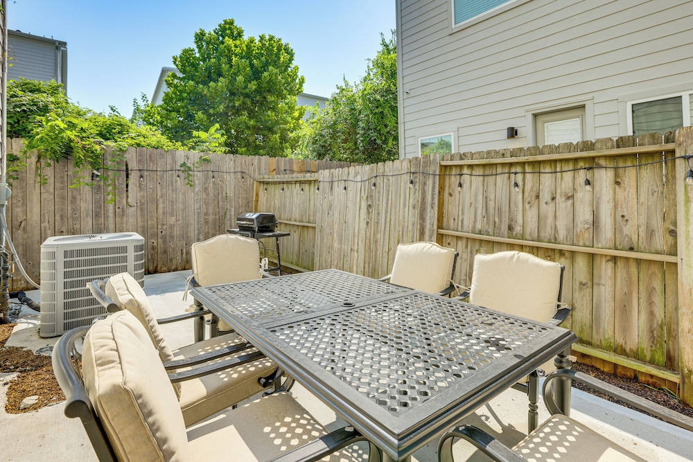 2 Mi to Dtwn: Modern Houston Home w/ Private Patio