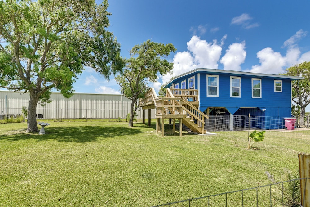 2 Mi to Public Beach: Pet-friendly Freeport Home!