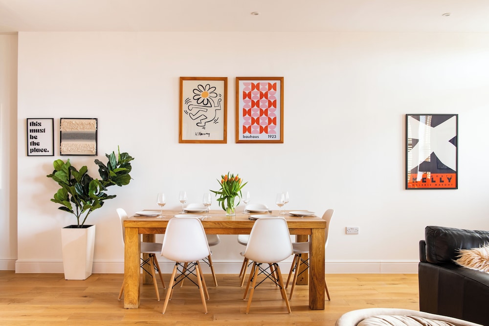 Stunning 2 Bed Apartment on the beach by Urban Roost