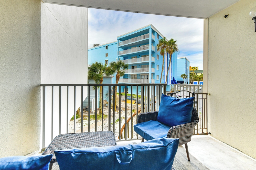 Steps to Beach: Indian Shores Condo w/ Balcony!