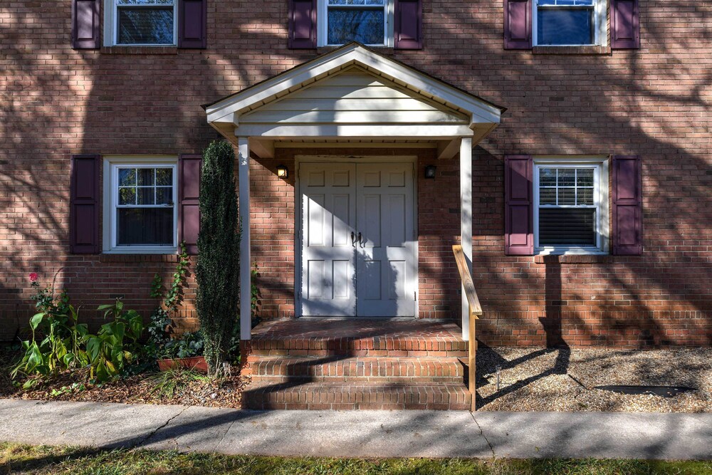 Charming Charlotte Condo - Fully Renovated! view 4