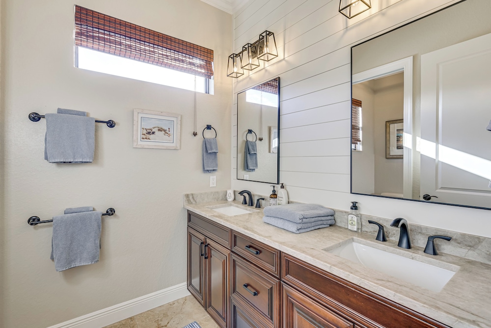 3 Mi to Bonita Beach: Outdoor Oasis w/ Pool & Spa!