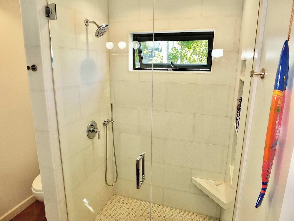 Naples Luxury Retreat - 3 BDR Stay for 6 With Rooftop Patio