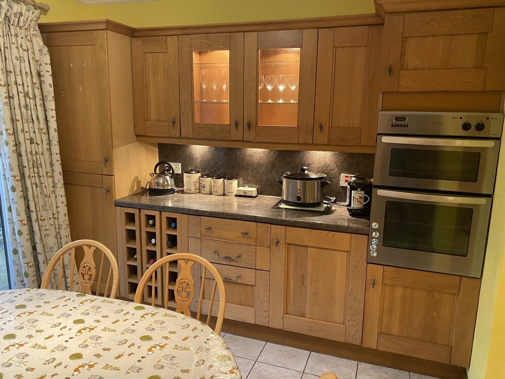 Country Cottage Sleeps 6 w/ Hot Tub & Dog-friendly view 5