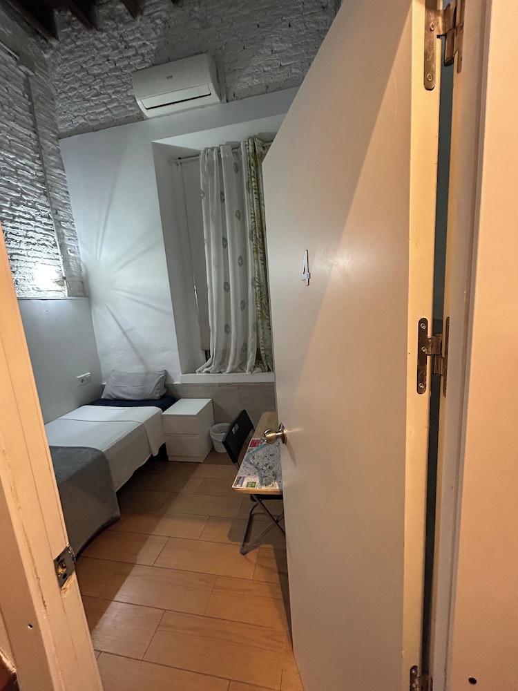 airbhouse private rooms & apartments