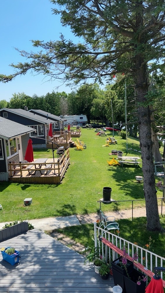 Myriad Fins Cottage and Marina