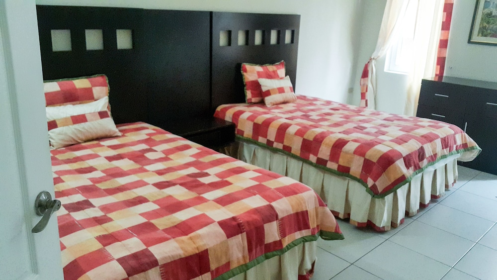 2 Bed Apt with Balcony at Runaway Bay