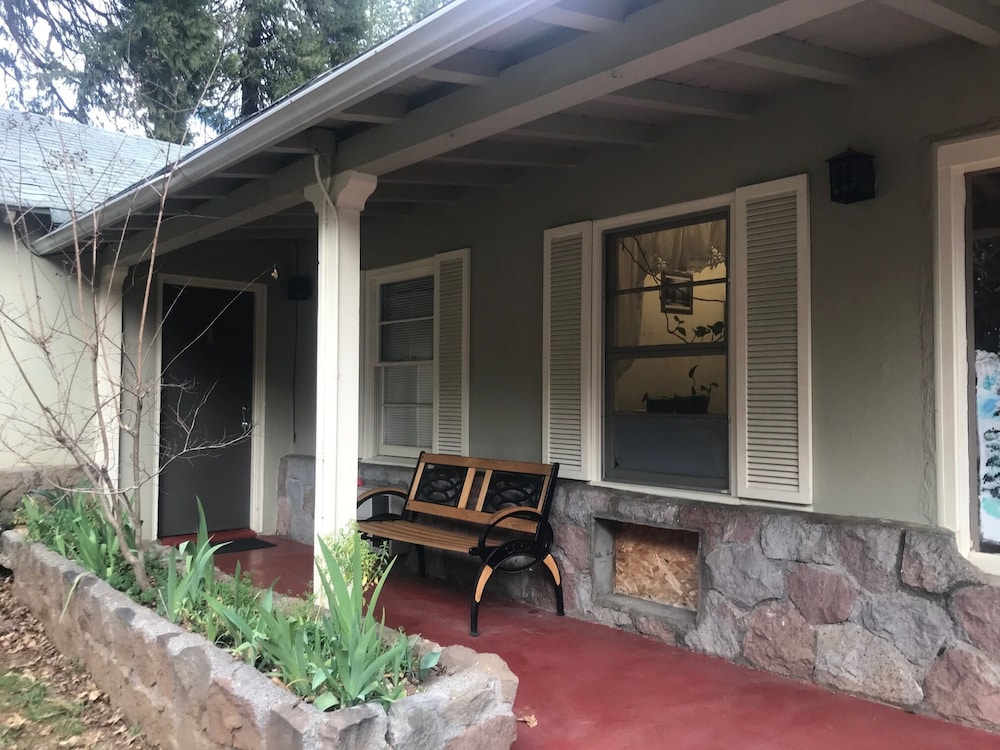 Dunsmuir Lodge