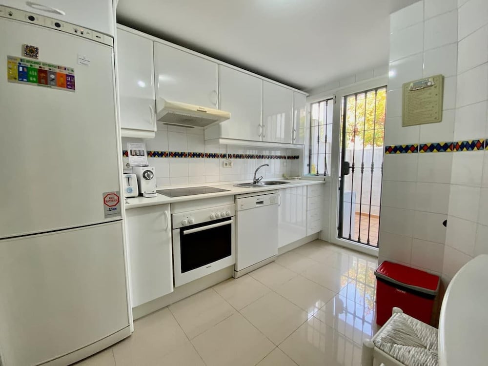 House Pauline 3 bed Poolside Private Garden M-5