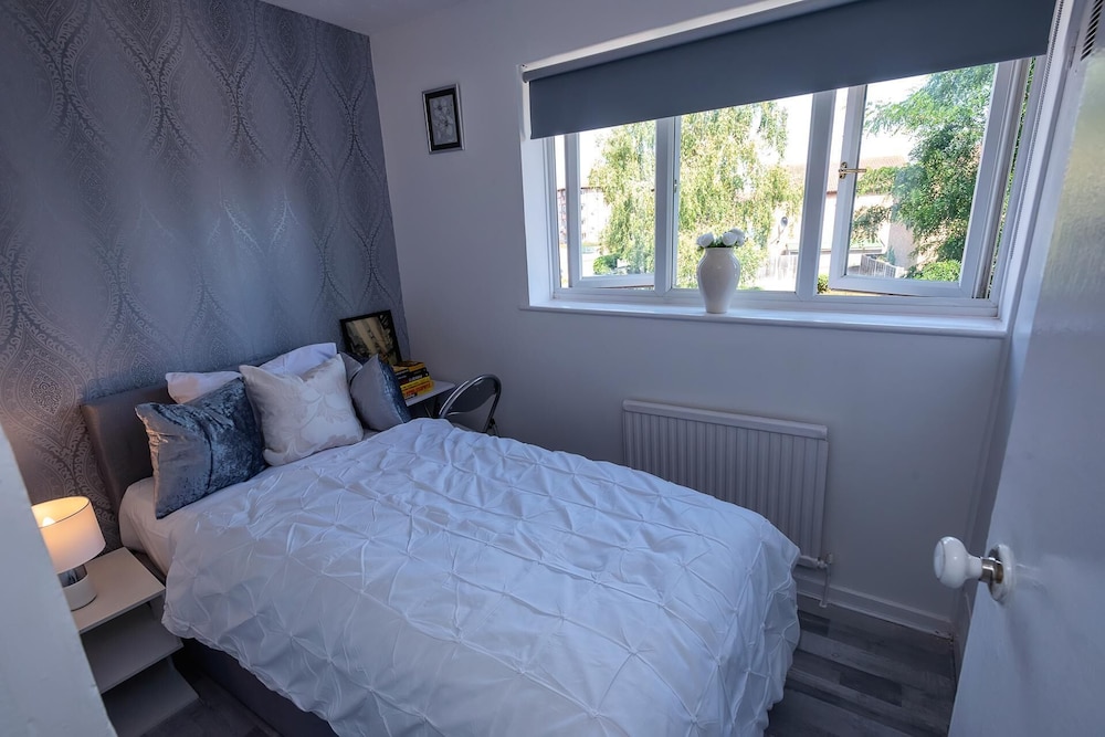 I Love London! A Stunning 2 Bed Home Sleeps 1-3!