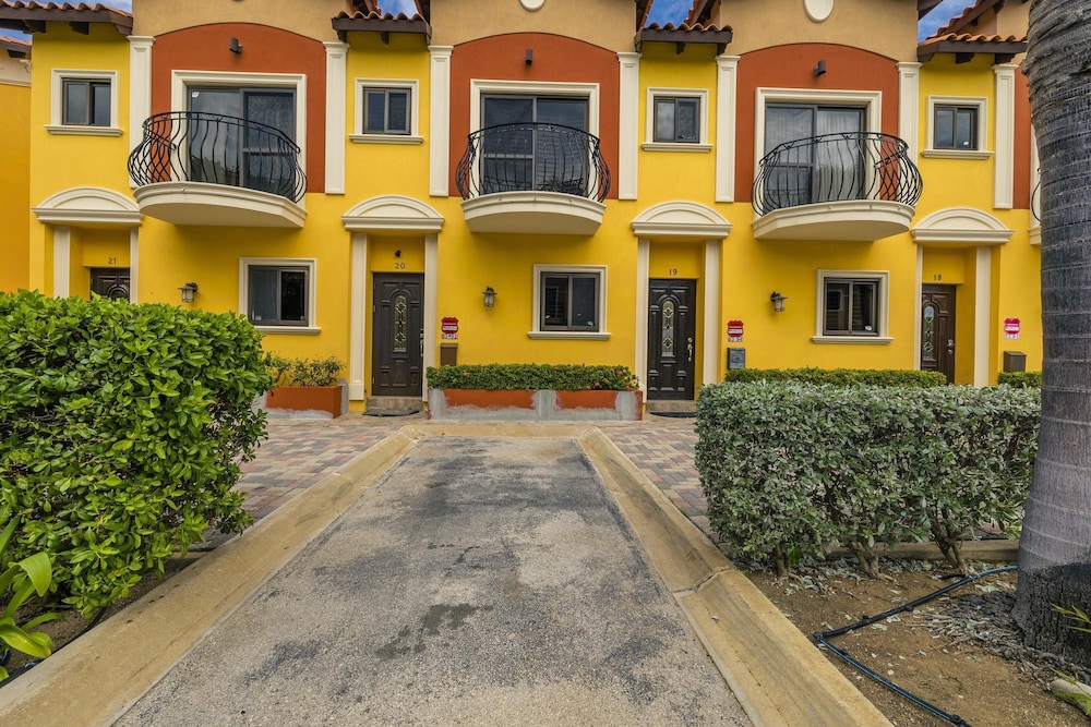 Gold Coast Townhome w Pools GYM 24 7 Security