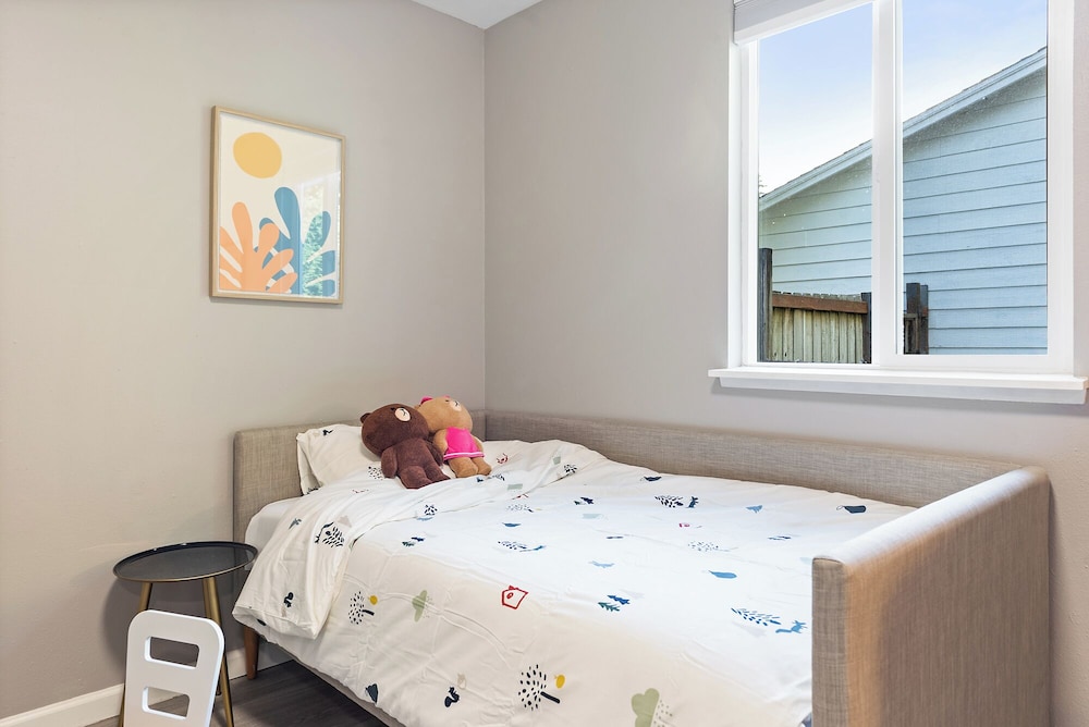 Cheerful Kirkland Home w/AC Big Yard, Walk to Beach