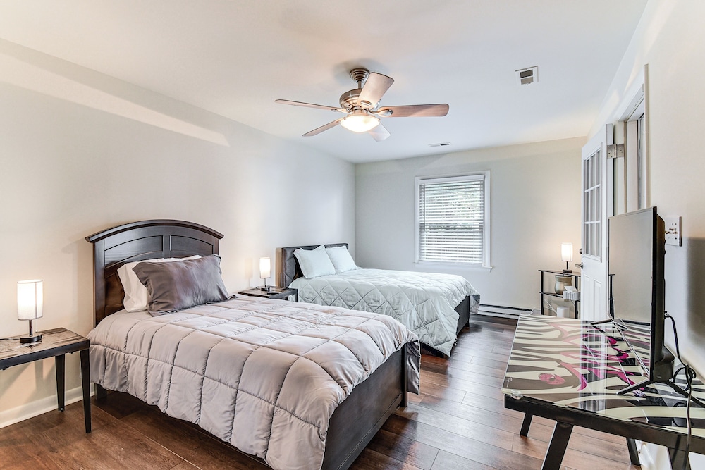 3 Mi to Huntington Beach: Hampton Family Home!