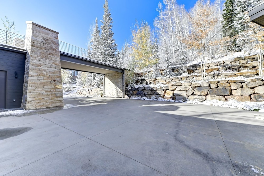 KBM Resorts Walk to Slopes, Sports Court, Private Home Theater, Sleeps 17, Outdoor Hot Tub Pco-184m
