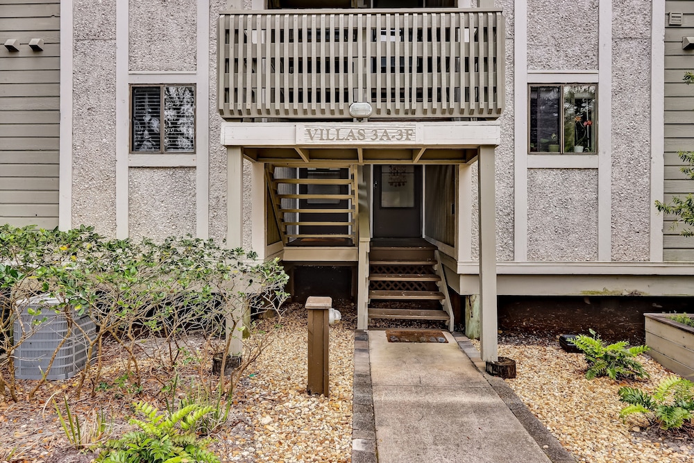 3e Amelia Landings 2 Bedroom Condo by RedAwning view 4