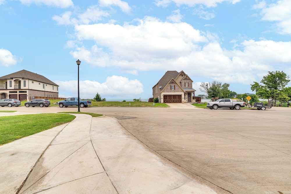 Walk to Lake Ray Hubbard: Spacious Family Home!