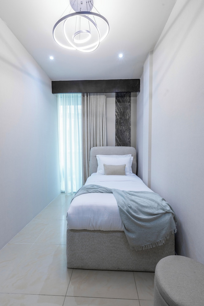 Stylish 2BR Business Bay Pool Access