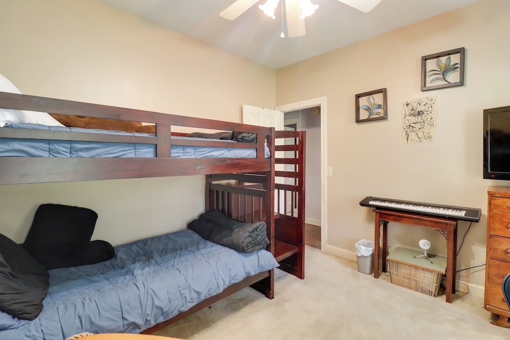 Spacious Suburban Home w/ Pool Access in Ridgeland