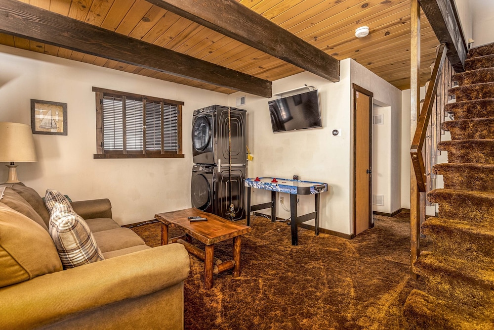 1 Mi to Slopes: Big Bear Ski Haven w/ Hot Tub