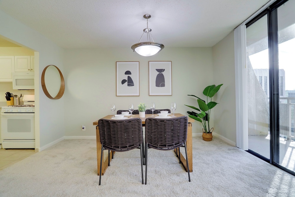 Modern Spacious Apt Crystal City