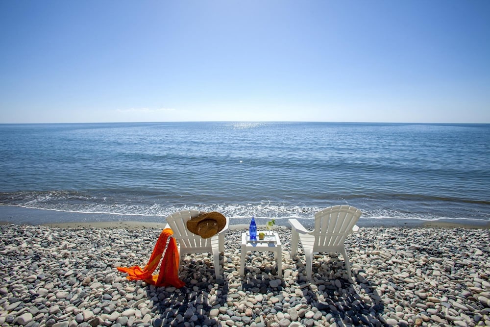 Sunset Beachfront Villa Meneou