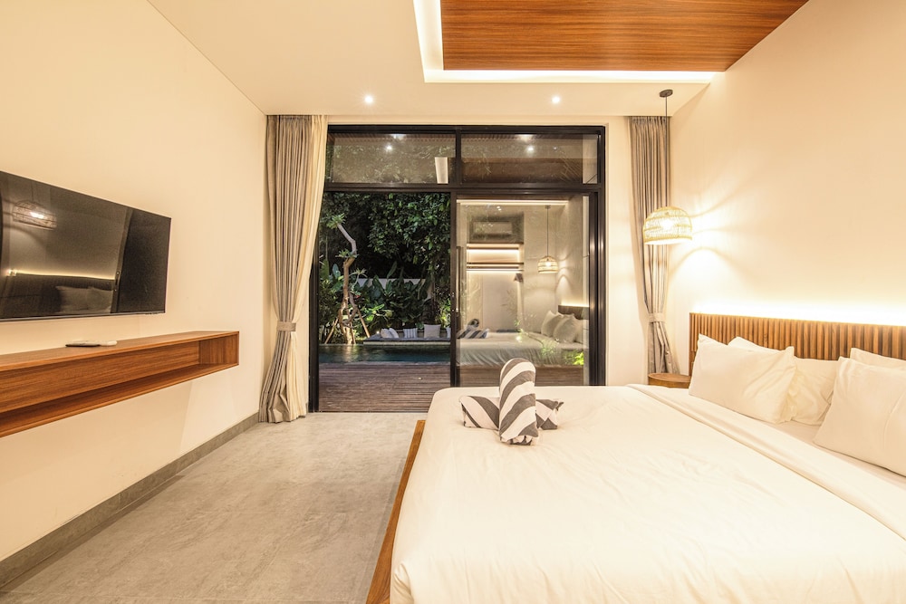 Elegant 5BR Canggu Villa 400m to Pristine Beach